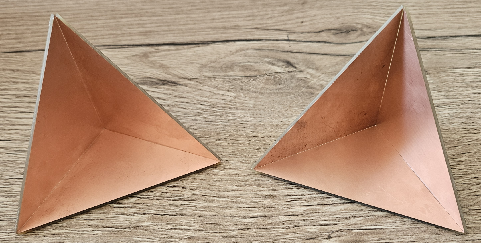 Two trihedral corner reflectors made of PCB plates